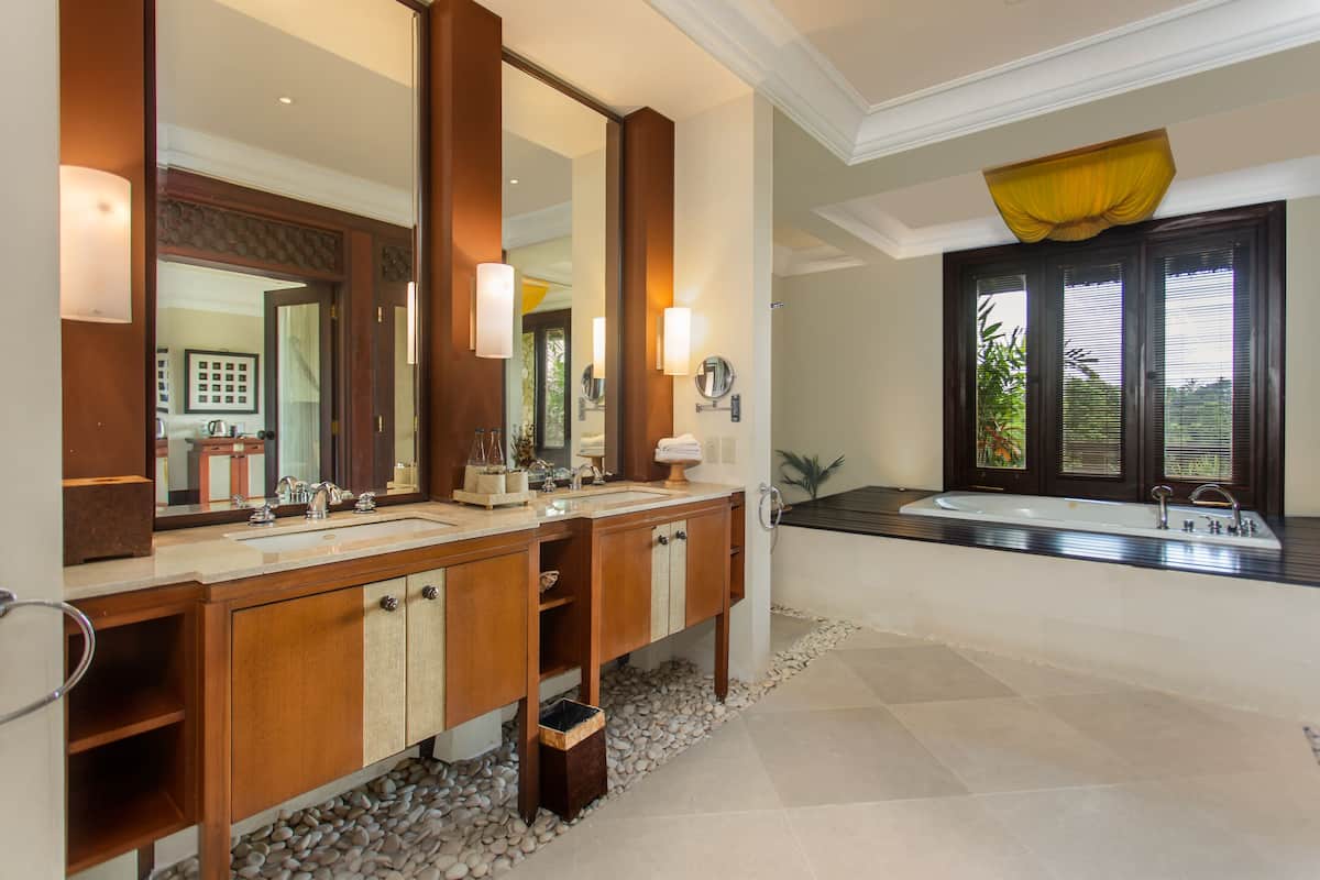 Separate tub and shower, deep soaking tub, free toiletries, hair dryer
