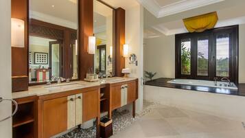 Separate bathtub and shower, deep-soaking bathtub, free toiletries