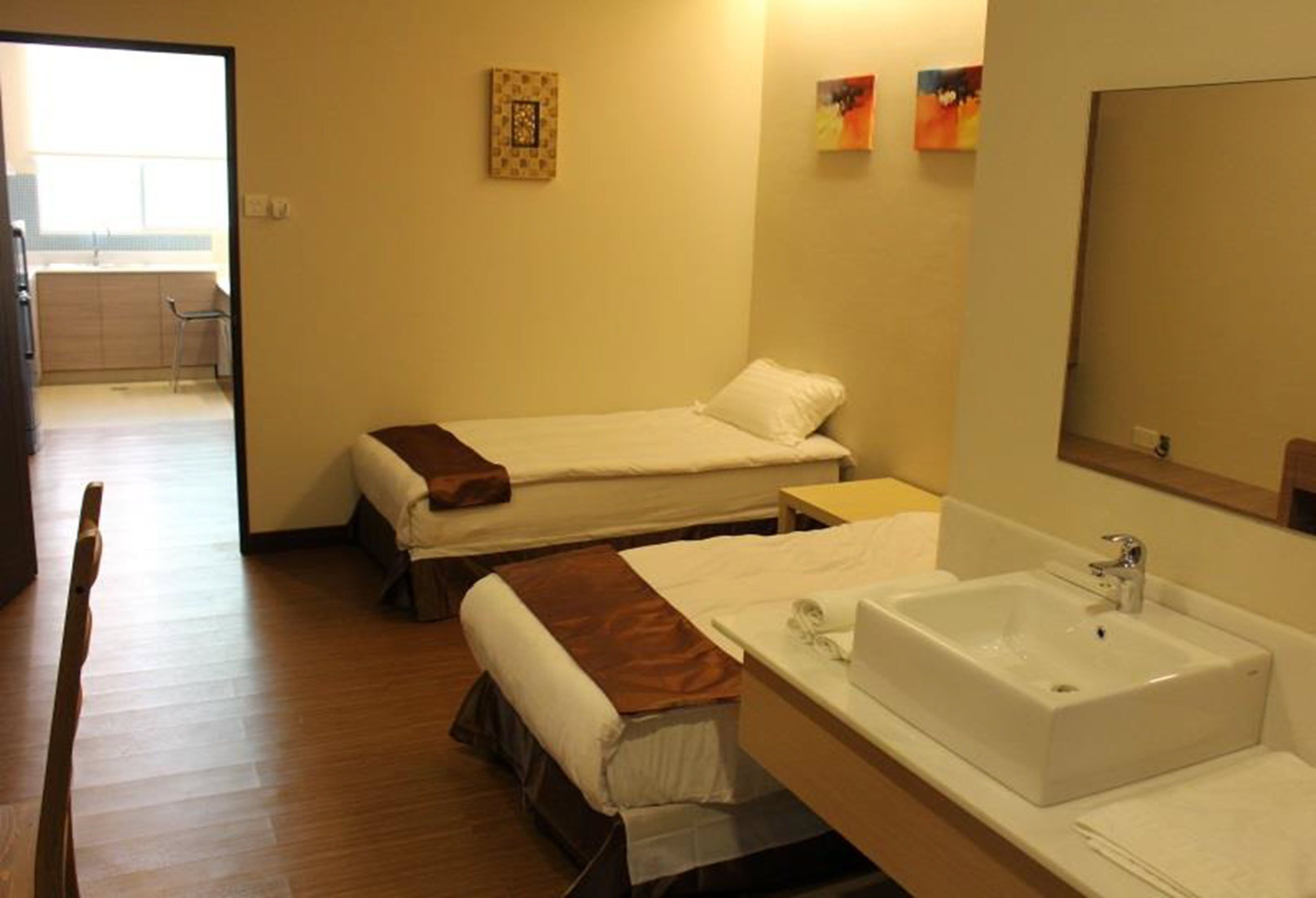 one bedroom apartment - 2 single beds | iron/ironing board, rollaway beds, free wifi