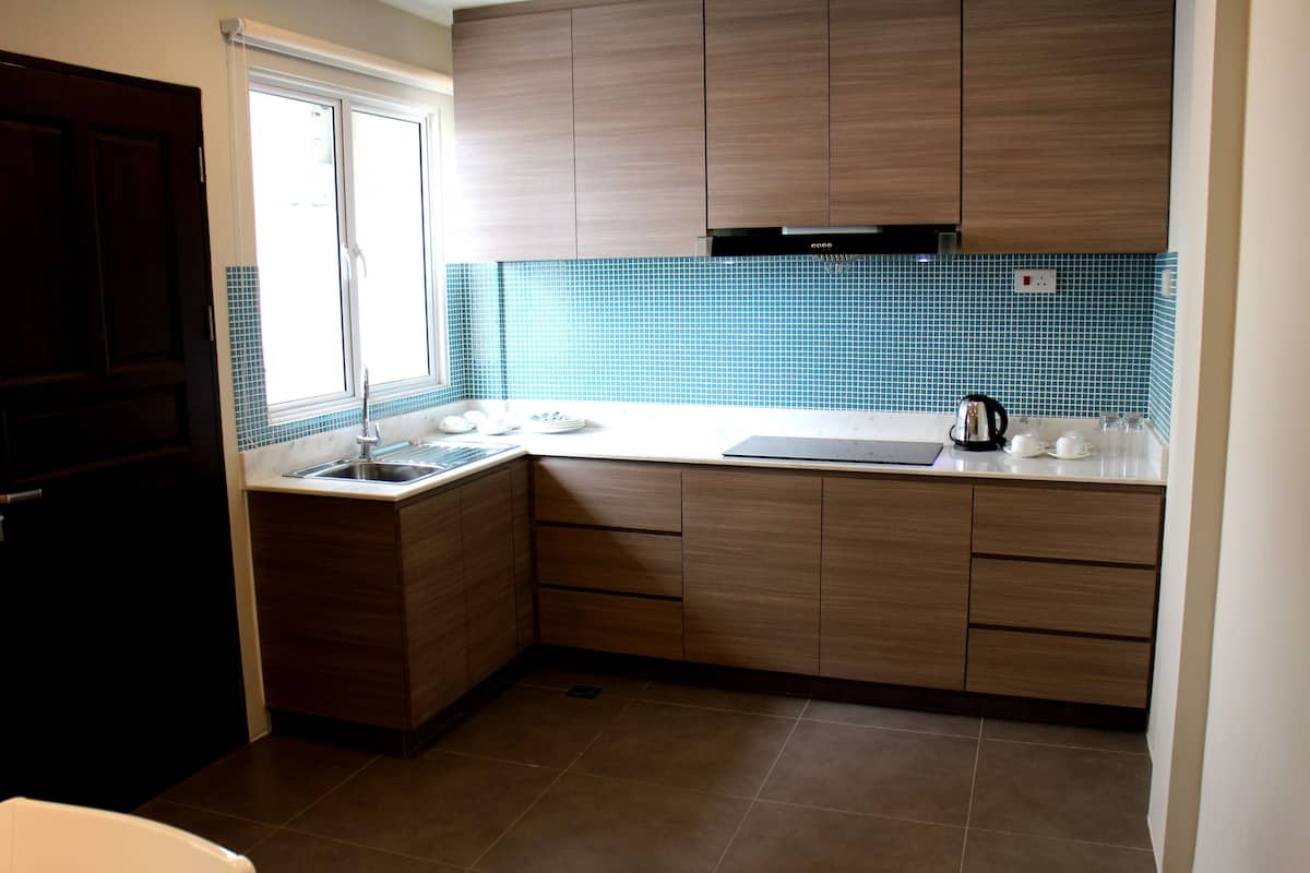 full-sized fridge, stovetop, coffee/tea maker