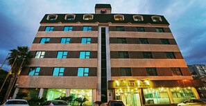 Front of property – evening/night - Emerald Hotel (Jeju City)