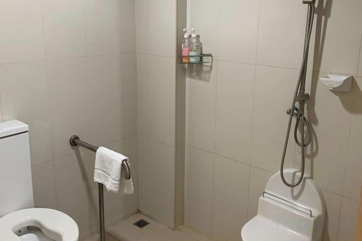 Shower, free toiletries, hair dryer, slippers