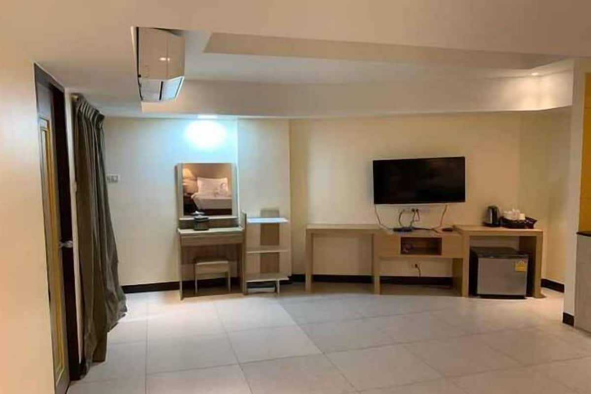 Individually decorated, desk, blackout drapes, free WiFi