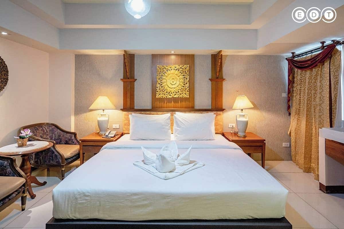 Kamar Double Superior | Didekorasi berbeda-beda, meja kerja, dan tirai kedap cahaya