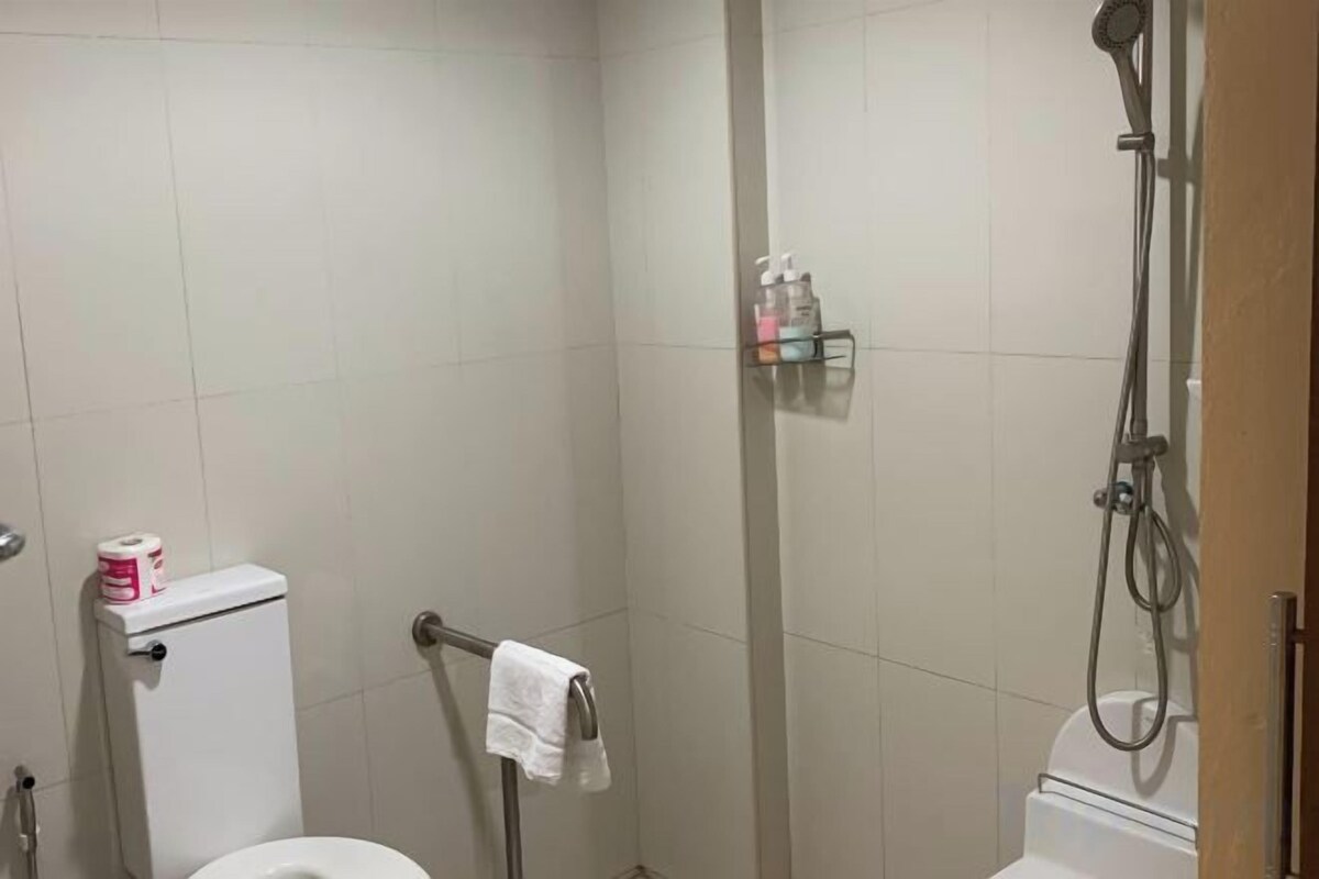 Een douche, gratis toiletartikelen, een haardroger, pantoffels