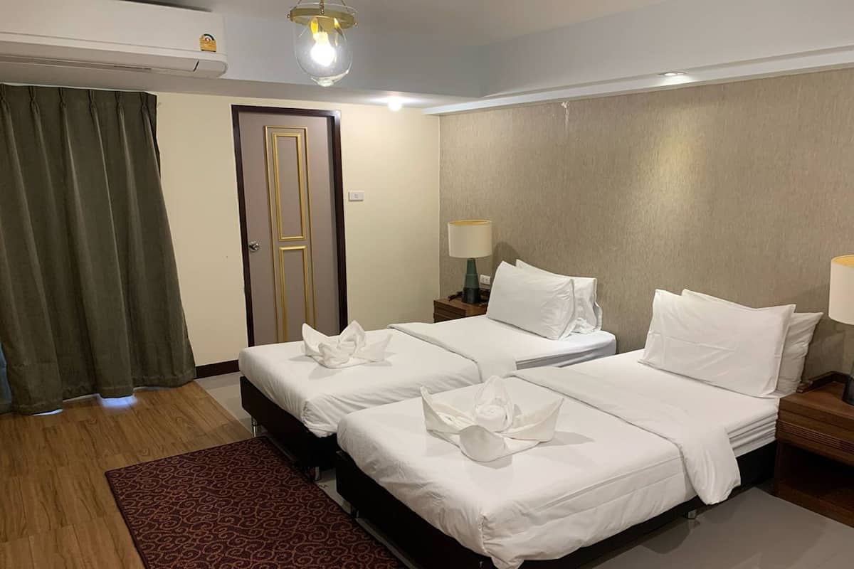 Kamar Twin Deluks | Didekorasi berbeda-beda, meja kerja, dan tirai kedap cahaya