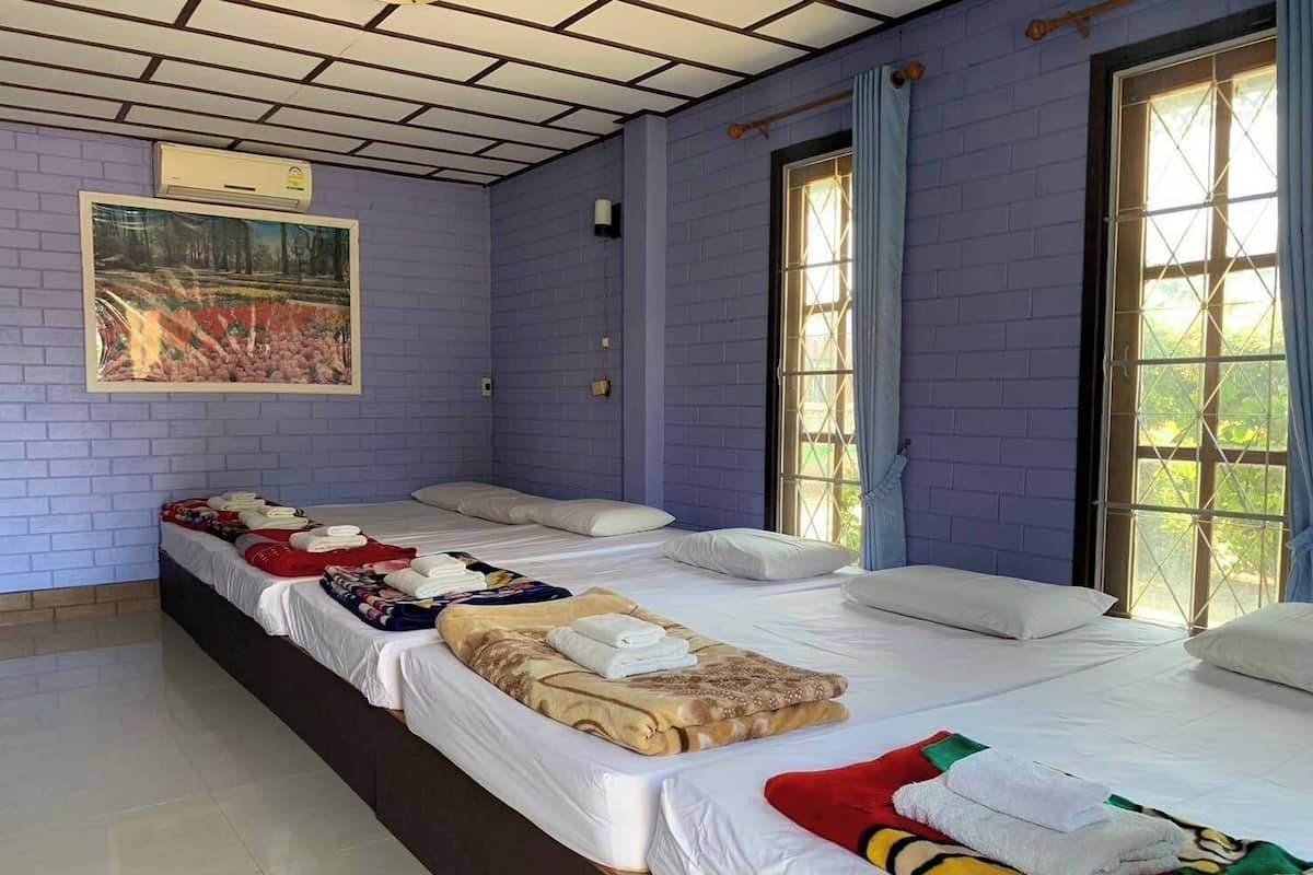 Tour Room | Blackout drapes, free WiFi