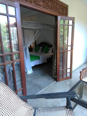 Coffre-fort, bureau, fer et planche Ă repasser