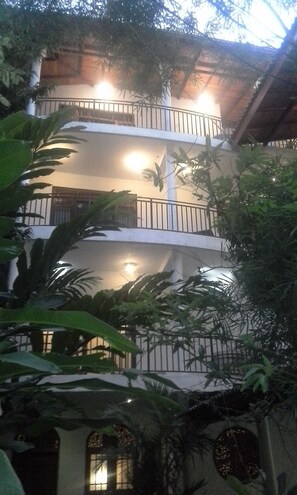 Façade de lâhĂ©bergement â soirĂ©e/nuit