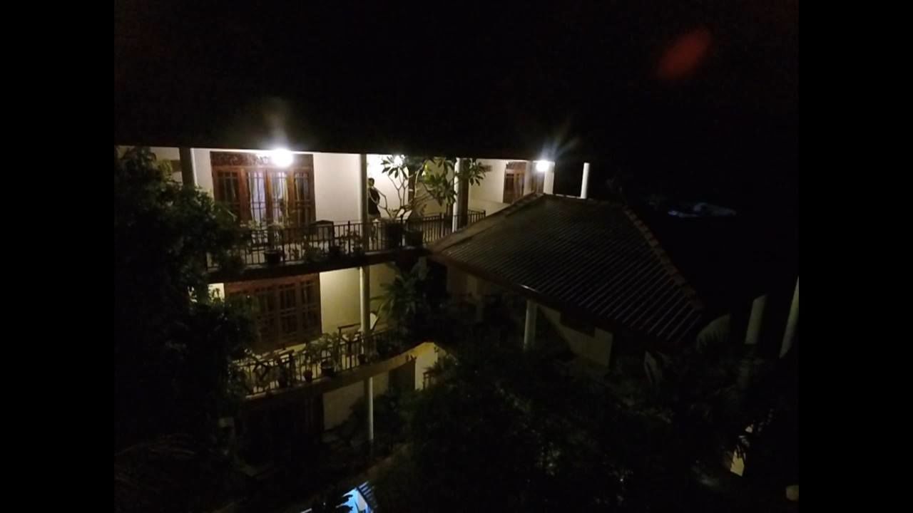 Fachada de la propiedad por la tarde o noche