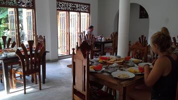 Desayuno continental gratuito y diario