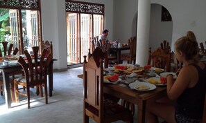 Desayuno continental gratuito y diario