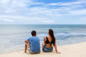 På stranden, solstolar, parasoller och strandhanddukar