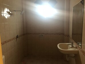 Standard-huone | Kylpyhuone | Suihku, ilmaiset hygieniatuotteet, pyyhkeet