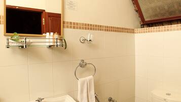 Shower, rainfall showerhead, free toiletries, bathrobes