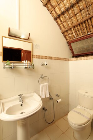 Shower, rainfall showerhead, free toiletries, bathrobes