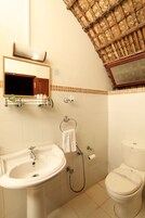 Shower, rainfall showerhead, free toiletries, bathrobes