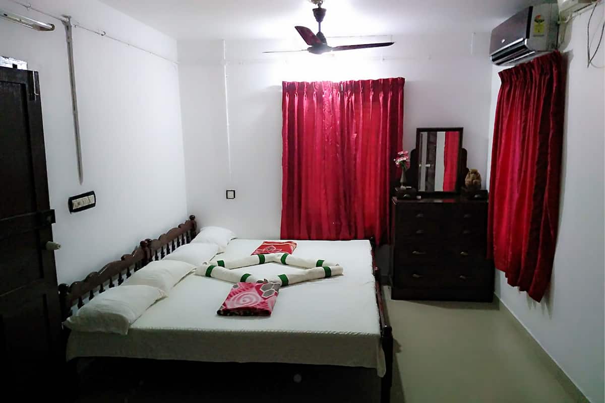 Family Double or Twin Room | 3 bedrooms, in-room safe, individually furnished, desk