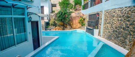 Outdoor pool, free pool cabanas