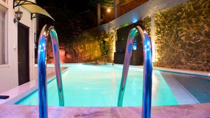 Kolam renang outdoor, dengan cabana gratis