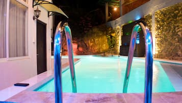 Una piscina al aire libre, cabañas de piscina gratuitas