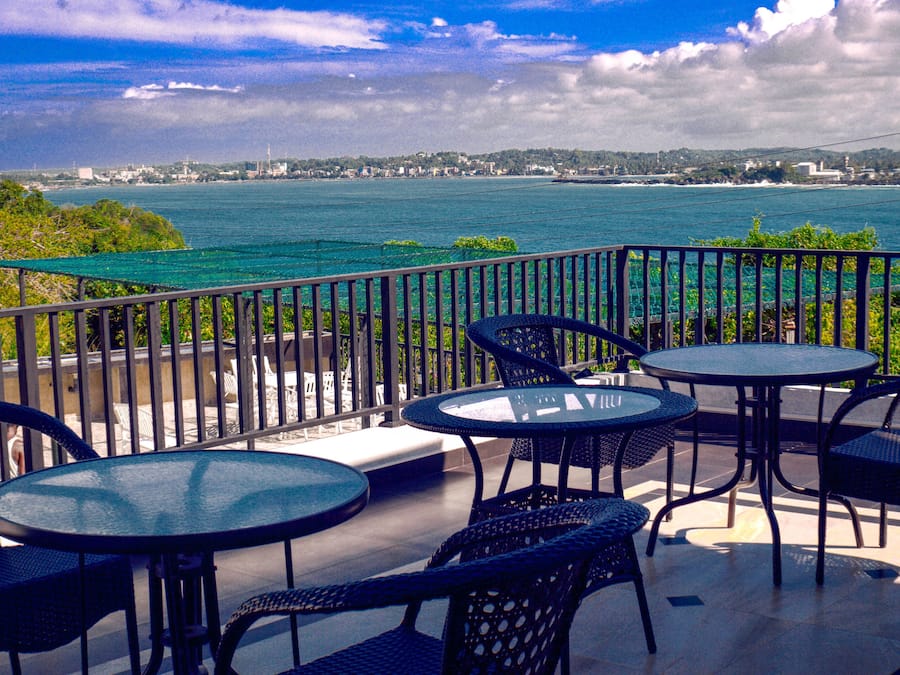 Desayuno continental diario (USD 10.00 por persona)