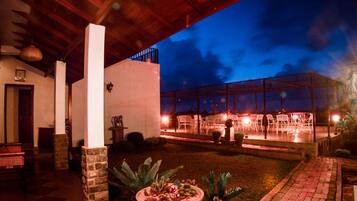 Fassade der Unterkunft – Abend/Nacht