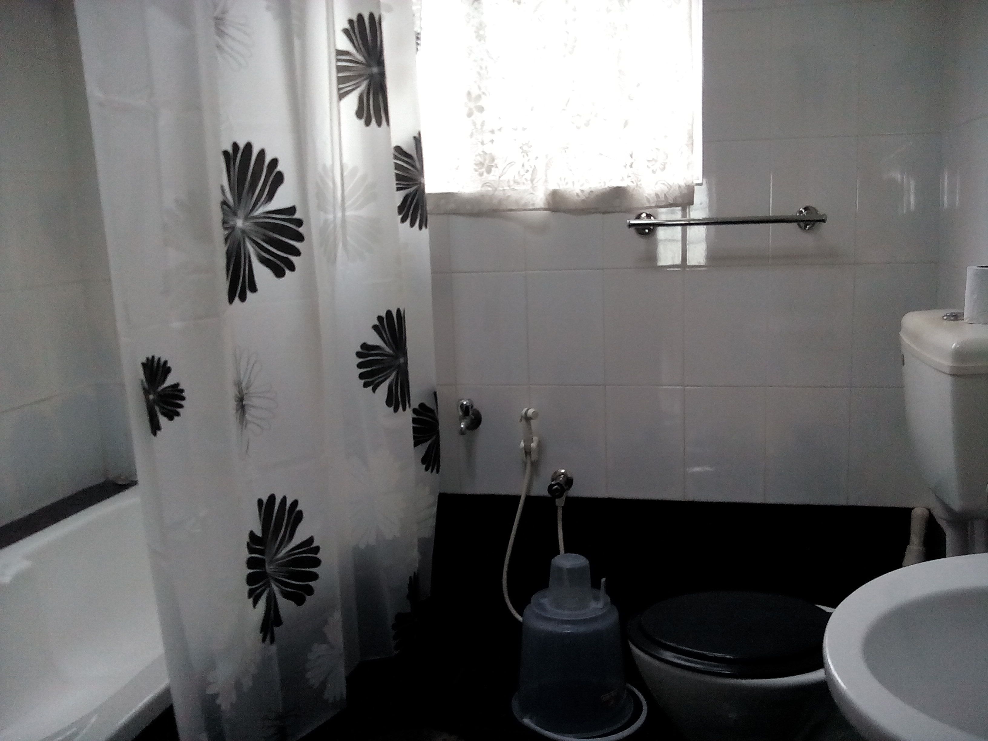 Habitación, 1 cama matrimonial, para no fumadores | Baño | Regadera, amenidades de baño gratuitas, toallas 