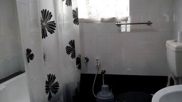 Habitación, 1 cama matrimonial, para no fumadores | Baño | Regadera, amenidades de baño gratuitas, toallas