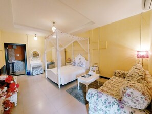 Design Suite, Jetted Tub | Blackout drapes, free WiFi, bed sheets - Retro Box Hotel (Chumphon)
