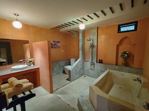 Deluxe Twin Room, Multiple Beds, Hot Tub, Mezzanine | Bathroom | Free toiletries, towels