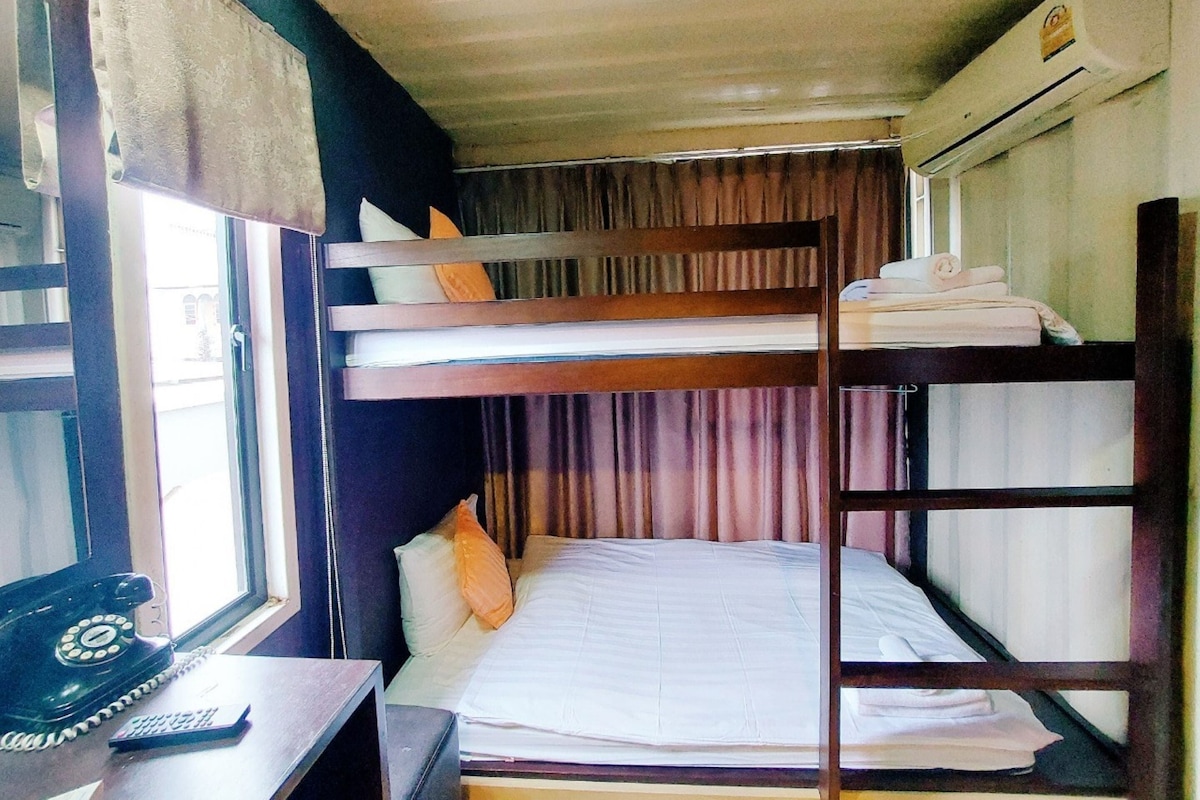 Cortinas blackout, wifi gratis y ropa de cama 