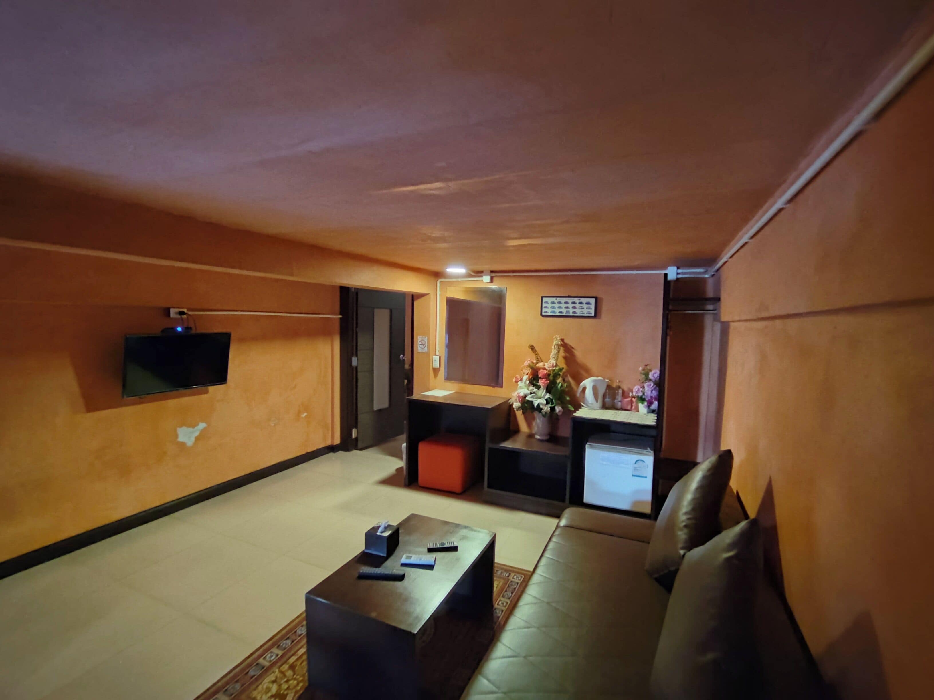 deluxe double room, 1 king bed, hot tub, mezzanine | living area