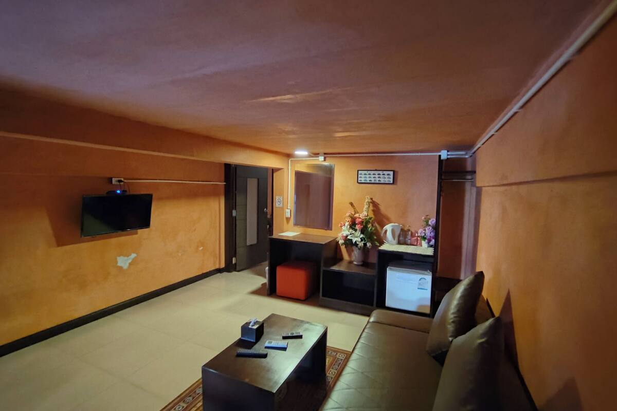 deluxe double room, 1 king bed, hot tub, mezzanine | living area