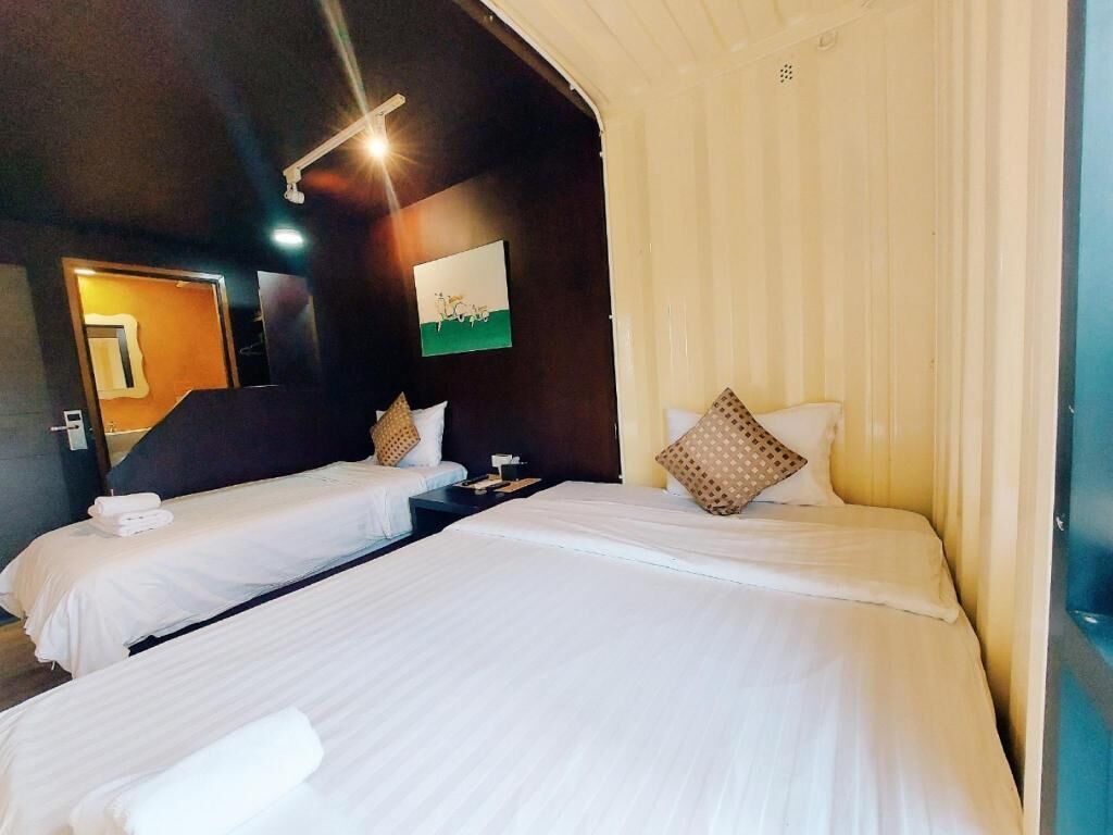 Blackout drapes, free WiFi, bed sheets