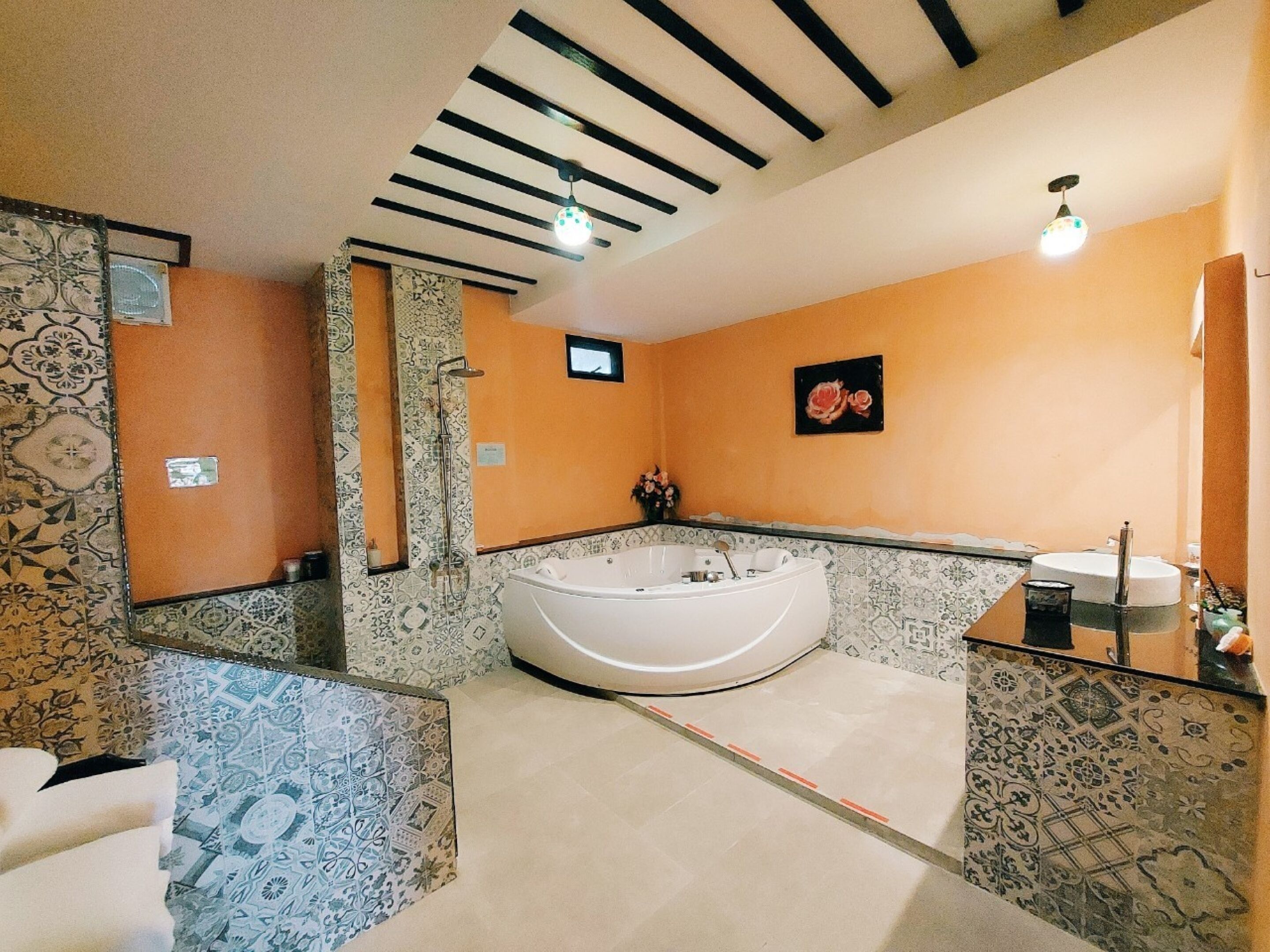 design suite, jetted tub | bathroom | free toiletries, towels