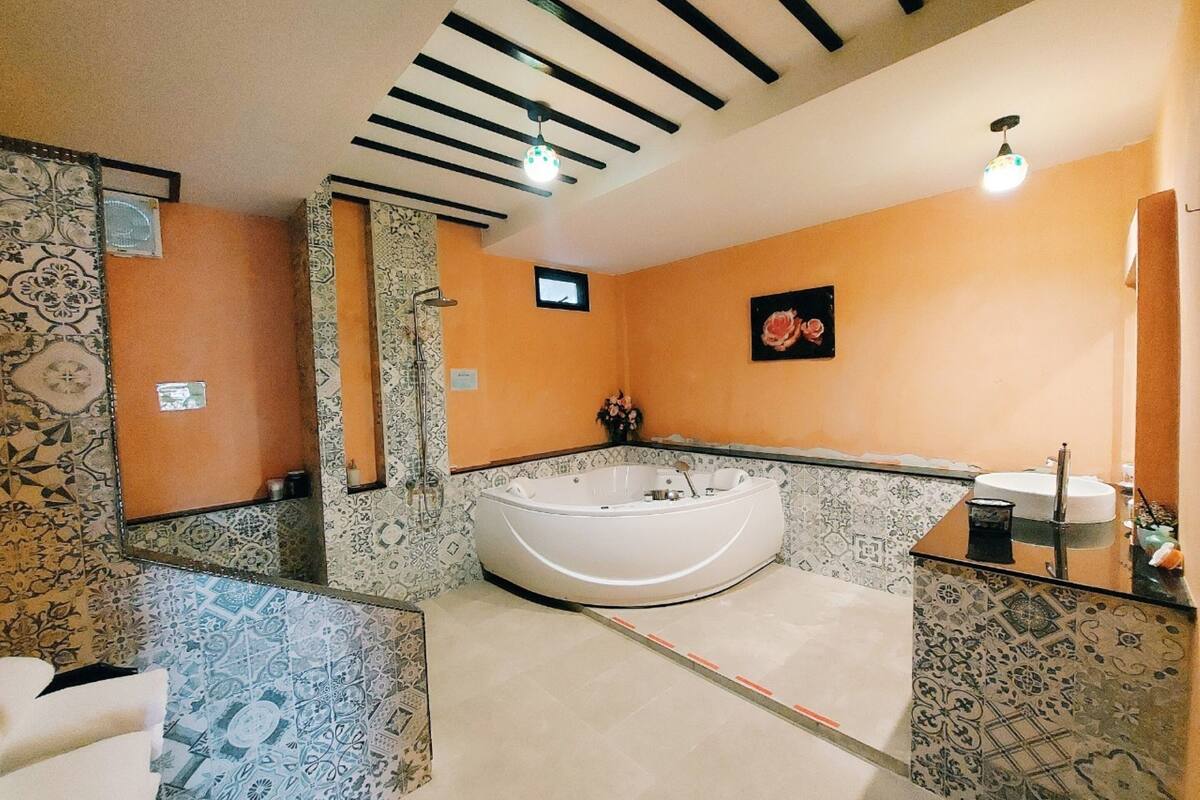 design suite, jetted tub | bathroom | free toiletries, towels