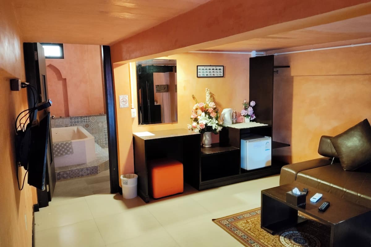 deluxe double room, 1 king bed, hot tub, mezzanine | living area