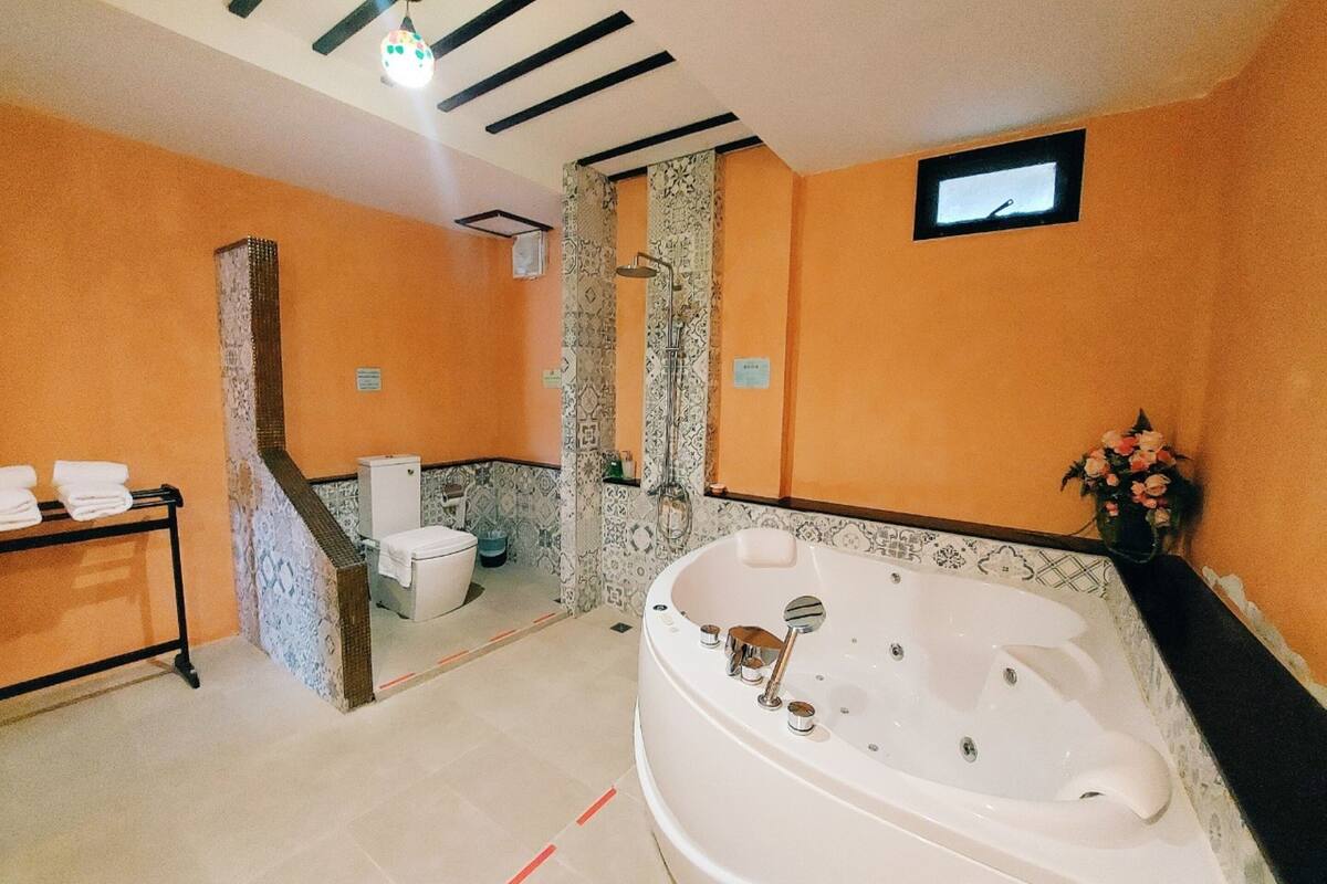 design suite, jetted tub | bathroom | free toiletries, towels