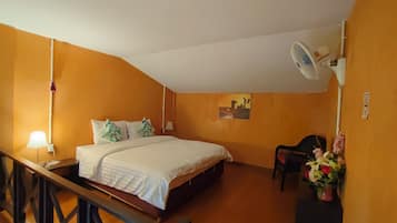 Kamar Double Deluks, 1 Tempat Tidur King, hot tub, lantai mezzanine | 1 kamar tidur, tirai kedap cahaya, Wi-Fi gratis, dan seprai linen