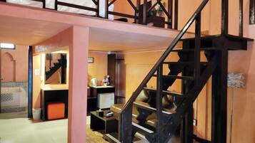 Deluxe dubbelrum - 1 kingsize-säng - bubbelpool - mezzanine | Mörkläggningsgardiner, gratis wi-fi och sängkläder