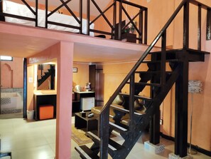 Habitación doble Deluxe, 1 cama King size, hidromasaje, mezzanine | Cortinas blackout, wifi gratis y ropa de cama