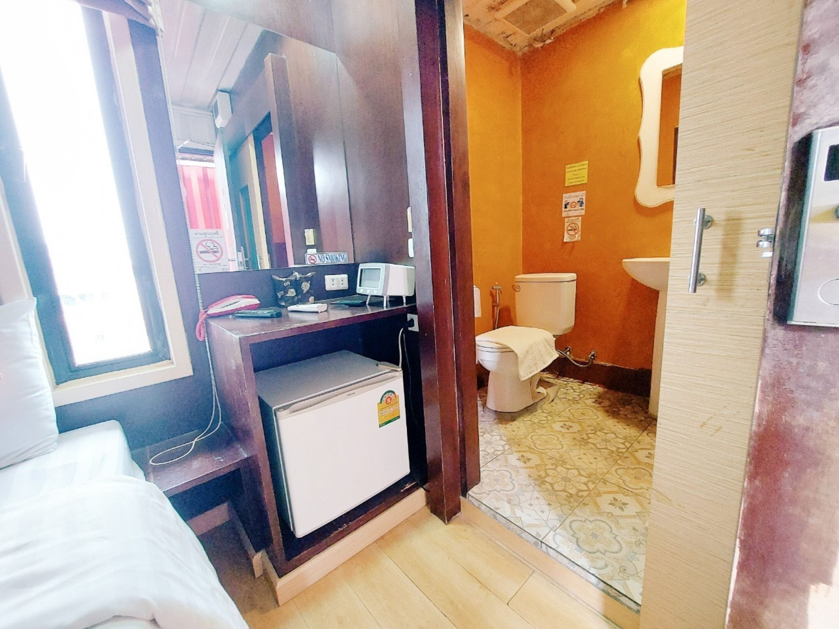 economy double room | room amenity