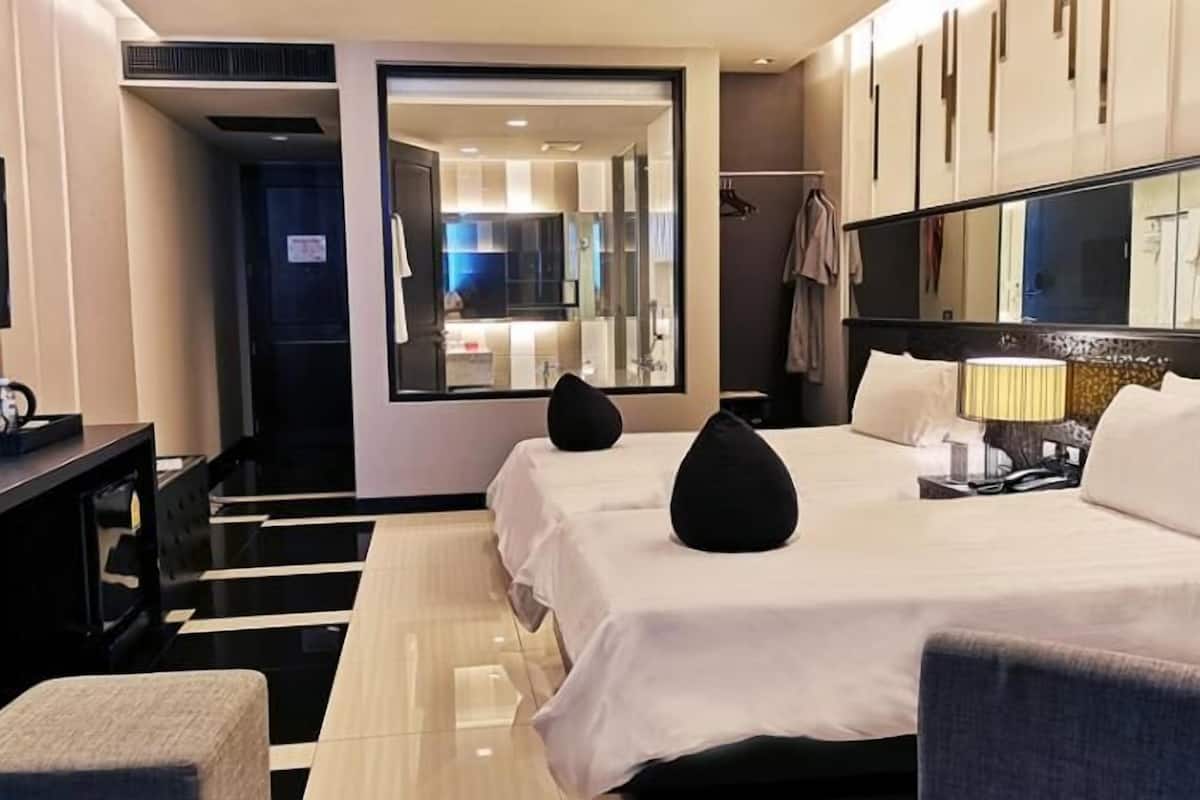 Minibar, coffres-forts dans les chambres, bureau, Wi-Fi gratuit