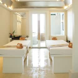 Salas de tratamiento para parejas y tina de hidromasaje