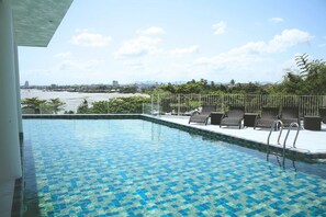 Piscina externa, guarda-sóis, espreguiçadeiras