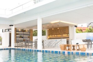 Poolside bar - Tsix5 Phenomenal Hotel Pattaya (Pattaya)