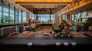 Un buffet proposant une variété de plats et offrant une vue sur l’extérieur.