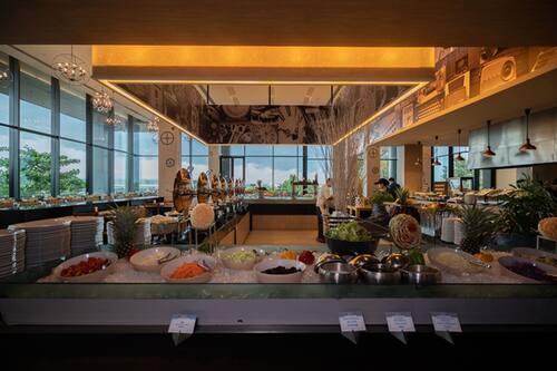 2 restaurants; ze serveren er ontbijt, lunch en diner