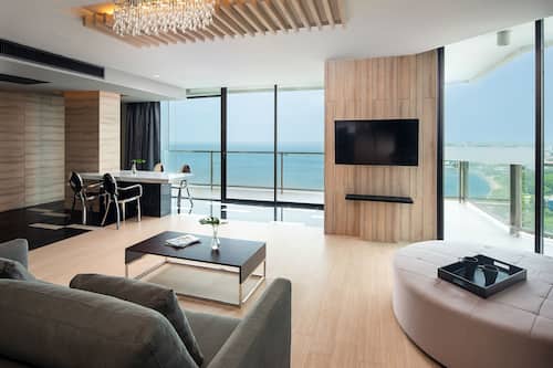 Standaard kamer | Een minibar, een kluis op de kamer, een bureau, gratis wifi
